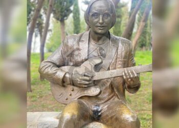 Skandal: Përdhoset figura e të ndjerit Françesk Radi