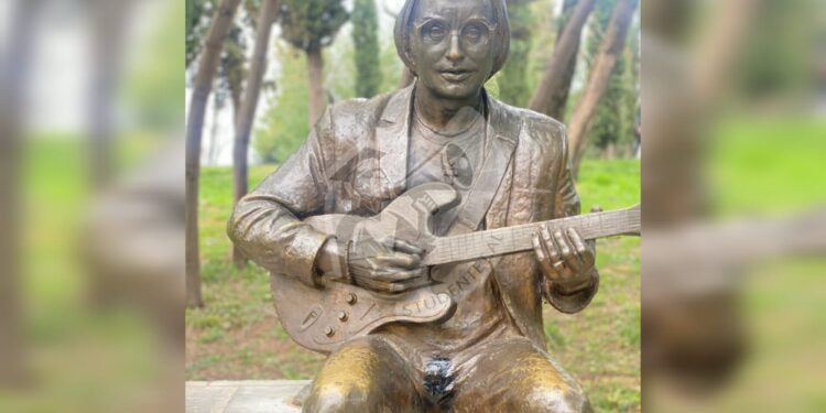 Skandal: Përdhoset figura e të ndjerit Françesk Radi