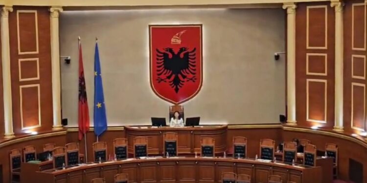 E papreçedentë: Rama me ministrat e tij ikin në Gjermani, parlamenti bosh