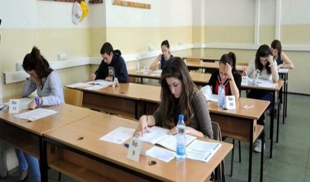 Shpopullimi: Numri i maturantëve ra me 34% në 10 vitet e fundit