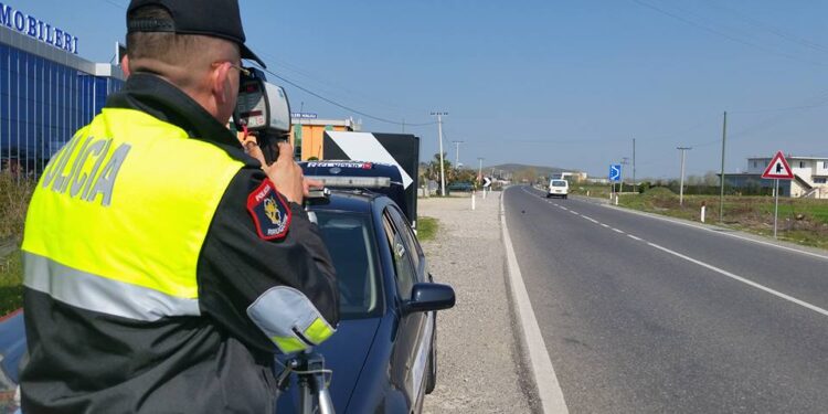 Policia mbyt qytetarët me gjoba, mbi 26 mijë për një javë