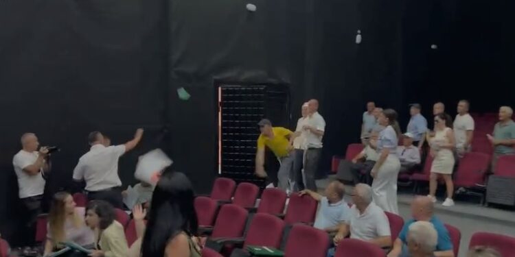 PS rrit çmimin e ujit në Elbasan, qytetari i revoltuar godet me dosje këshilltarin socialist