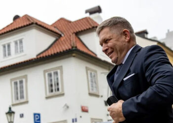 U qëllua disa herë me plumba, kryeministri kryeministri sllovak Robert Fico pranë rikthimit në detyrë