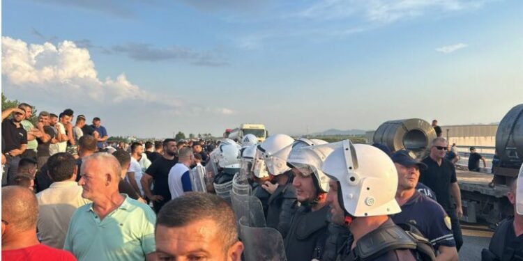 Mbyllet protesta në Thumanë-Kashar: Banorët do të protestojnë sërish