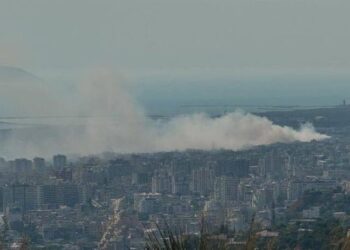 I vihet zjarri pikës së grumbullimit të plehrave në Vlorë, mbulohet qyteti nga tymi i djegies së plehrave