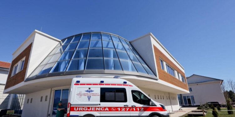 Shpopullimi: Kukësi pa mjekë, adoleshenti i plagosur u dërgua drejt Prizrenit