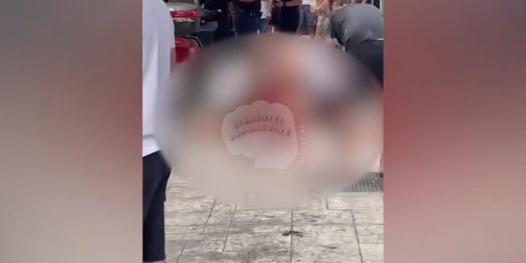 Polici plagos me armën e shërbimit, qytetarin tek Komuna e Parisit