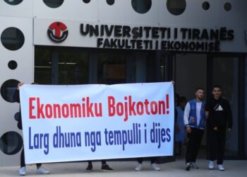 Goditi me grusht kolegen e ekonomikut/ Studentët presin pedagoun me thirrjet: TURP TURP!