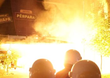 Breshëri molotovësh tek selia e Partisë Socialiste, policia mbyt në gaz Tiranën
