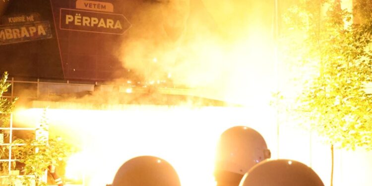 Breshëri molotovësh tek selia e Partisë Socialiste, policia mbyt në gaz Tiranën