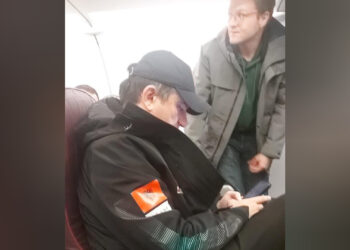 FOTOJA/ SPAK nisi procedim penal për pasurinë e tij, Veliaj në avion drejt Shqipërisë i fokusuar në telefon