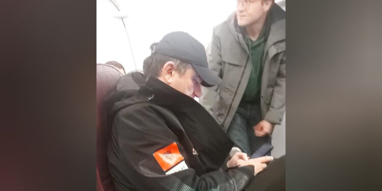 FOTOJA/ SPAK nisi procedim penal për pasurinë e tij, Veliaj në avion drejt Shqipërisë i fokusuar në telefon