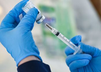 Studimi i fundit: Vaksinat anti-covid mund të kenë shkaktuar sindromën e rëndë tek një pjesë e të të vaksinuarve