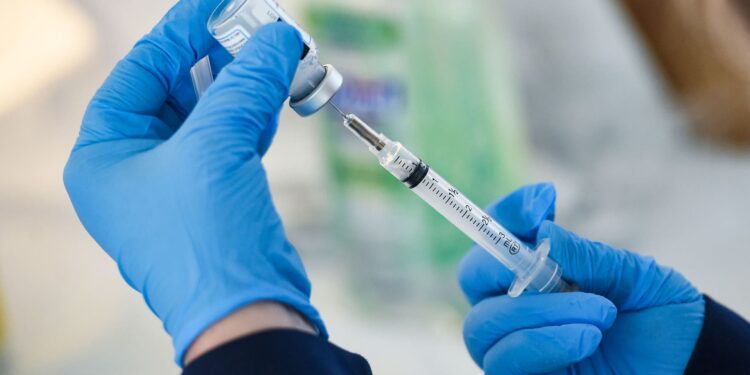 Studimi i fundit: Vaksinat anti-covid mund të kenë shkaktuar sindromën e rëndë tek një pjesë e të të vaksinuarve