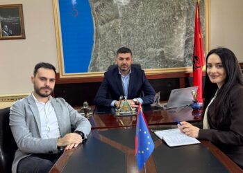 “PS-ja funksionon si një sistem diellor”/ Shpërblehet i riu që lartësoi Partinë Socialiste në Kuvendin Kombëtar, emërohet administrator i njësisë Shënkollë në Lezhë