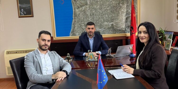 “PS-ja funksionon si një sistem diellor”/ Shpërblehet i riu që lartësoi Partinë Socialiste në Kuvendin Kombëtar, emërohet administrator i njësisë Shënkollë në Lezhë