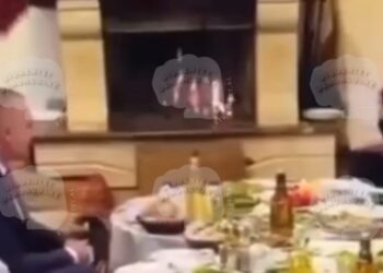 VIDEO-LAJM: Deputeti i PD Arian Ndoja në tryezë me vëllain e kryeministrit Edi Rama, Olsi Rama dhe Troplinët