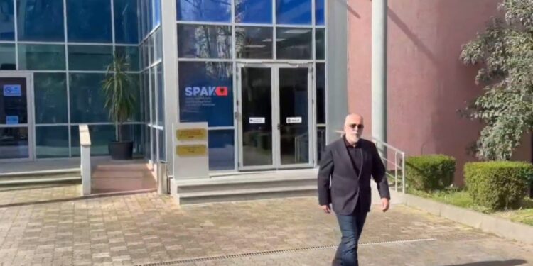 SPAK pyet ish-bashkëshortin e Belinda Ballukut, gazetarin Sokol Balla