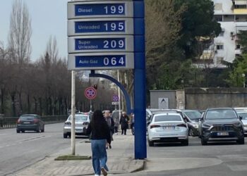 Nafta arrin çmimin e 200 lekëve teksa vendi përballet me një krizë spekulative