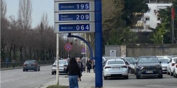 Nafta arrin çmimin e 200 lekëve teksa vendi përballet me një krizë spekulative