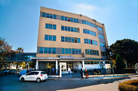 Skandali në FSHMT: Mbahen peng 105 infermierë të masterit, nuk u jepen kartonët e diplomave