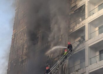 Zjarri përpin kompleksin Arlis, disa të lënduar, zjarrëfikset në luftë me flakët prej disa orësh