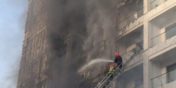 Zjarri përpin kompleksin Arlis, disa të lënduar, zjarrëfikset në luftë me flakët prej disa orësh