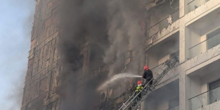 Zjarri përpin kompleksin Arlis, disa të lënduar, zjarrëfikset në luftë me flakët prej disa orësh