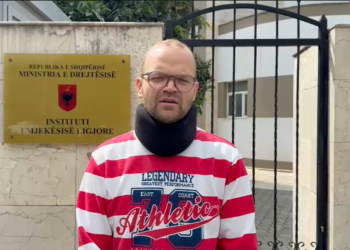 Aulon Kalaja kallëzon penalisht policët për dhunën e ushtruar, paraqitet pranë Institutit të Mjekësisë Ligjore për ekspertizën mjeko-ligjore