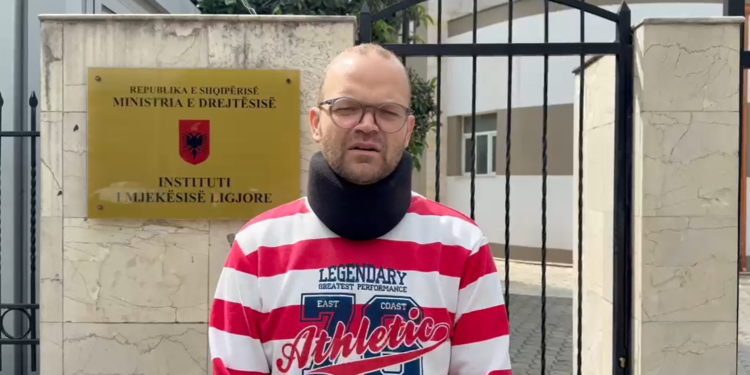 Aulon Kalaja kallëzon penalisht policët për dhunën e ushtruar, paraqitet pranë Institutit të Mjekësisë Ligjore për ekspertizën mjeko-ligjore