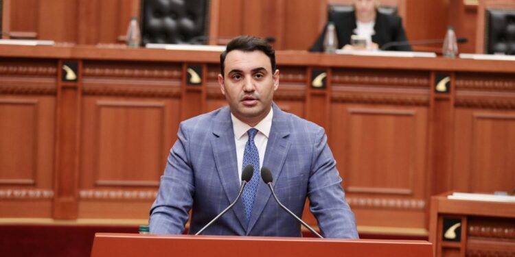 Belind Këlliçi publikon dokumente gjermane që lidhin aksionerin e Jet Bank me skemën mashtruese 4XFX të dënuar në Austri