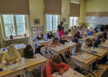 Shkollat suedeze kufizojnë mësimin digjital dhe kërkojnë rikthimin tek librat