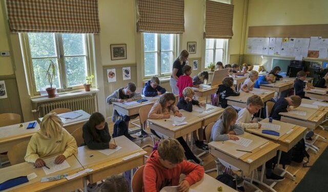 Shkollat suedeze kufizojnë mësimin digjital dhe kërkojnë rikthimin tek librat