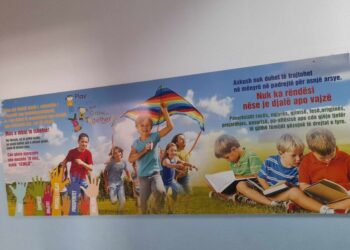 Skandal: Në shkollën shtetërore në Korçë vendosen postera LGBT