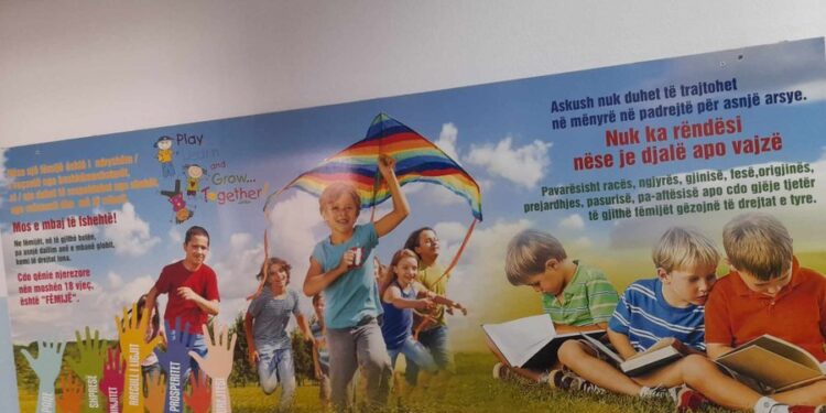 Skandal: Në shkollën shtetërore në Korçë vendosen postera LGBT