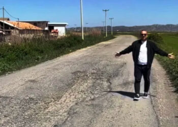 Korreshi: Rrugë të shkatërruara e kanale me ferra në Divjakë