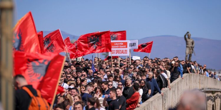 Studentët Shqiptarë shembin muret e diskriminimit në Maqedoni të Veriut: Në protestë për gjuhën shqipe, kërkohet edhe dorëheqja e Ministrit të Drejtësisë Igor Fillkov