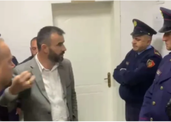 Panelet fotovoltaike në Bulqizë: Banorët bllokojnë mbledhjen e Këshillit Bashkiak