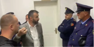 Panelet fotovoltaike në Bulqizë: Banorët bllokojnë mbledhjen e Këshillit Bashkiak