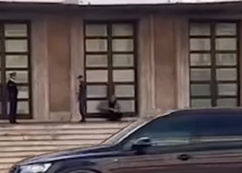Incident tek godina e Kryeministrisë, qytetari përplas makinën tek shkallët e kryeministrisë, shkelmon derën