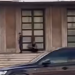 Incident tek godina e Kryeministrisë, qytetari përplas makinën tek shkallët e kryeministrisë, shkelmon derën