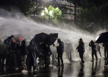 Skandali: Policia shoqëron 3 turistë italianë gjatë protestës së opozitës