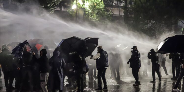 Skandali: Policia shoqëron 3 turistë italianë gjatë protestës së opozitës