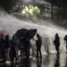 Skandali: Policia shoqëron 3 turistë italianë gjatë protestës së opozitës