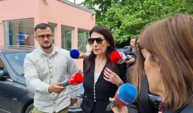 Mirlinda Karçanaj paraqitet në SPAK pas zbutjes së masës së sigurisë