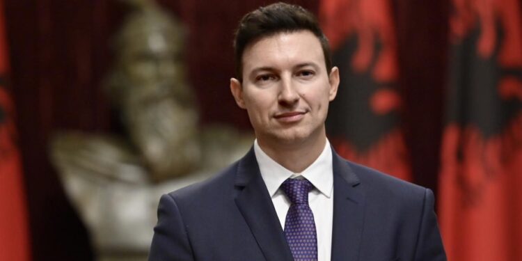 Skandali në WhatsApp që çoi në shkarkimin e ambasadorit Denion Meidani, ndërsa ministri Hoxha mbetet i paprekur