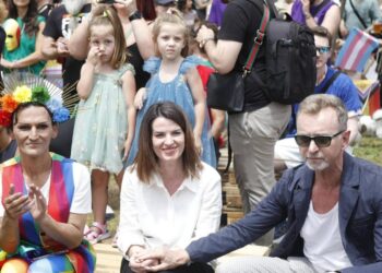 Fëmijët në shënjestër të indoktrinimit në paradën e dyshimtë LGBTQ, Zv. Kryeministrja Koçiu thyen neutralitetin politik