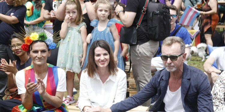 Fëmijët në shënjestër të indoktrinimit në paradën e dyshimtë LGBTQ, Zv. Kryeministrja Koçiu thyen neutralitetin politik