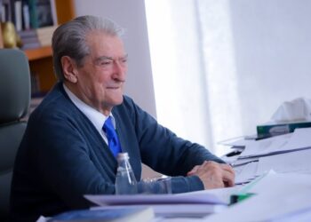 Berisha akuzon Ramën se dekoroi babanë e Ergys Agasit për të mbuluar lidhjet me krimin e organizuar
