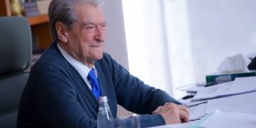 Berisha akuzon Ramën se dekoroi babanë e Ergys Agasit për të mbuluar lidhjet me krimin e organizuar